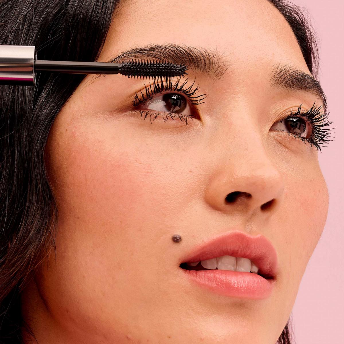 https://i01.hsncdn.com/is/image/HomeShoppingNetwork/rocs1200/benefit-theyre-real-mascara-mini-d-20230924095404813~381103_alt2.jpg