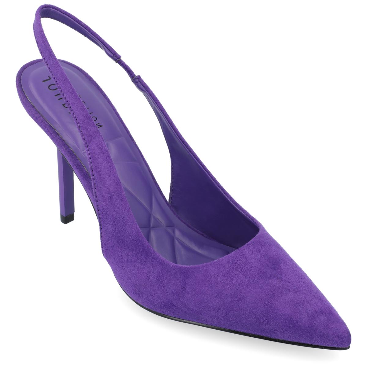 Wide width clearance pointed toe pumps